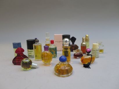 null DIvers parfumeurs, années 90. Assortiment d'environ 20 miniatures de parfum...