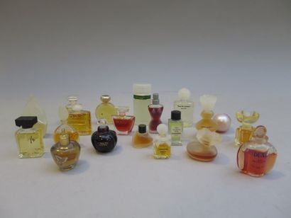 null Divers parfumeurs, années 90. Assortiment d'environ 20 miniatures de parfum...