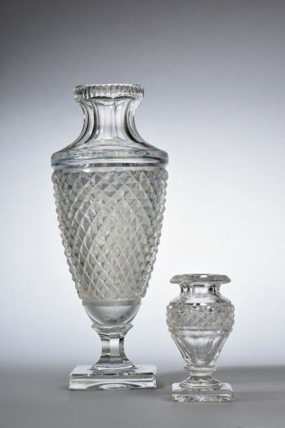 null SAINT-LOUIS. Vase cornet à col resserré en cristal à décor taillé en pointes...