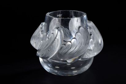null LALIQUE France. Vase en cristal moulé pressé à décor de six ailes en torsion...