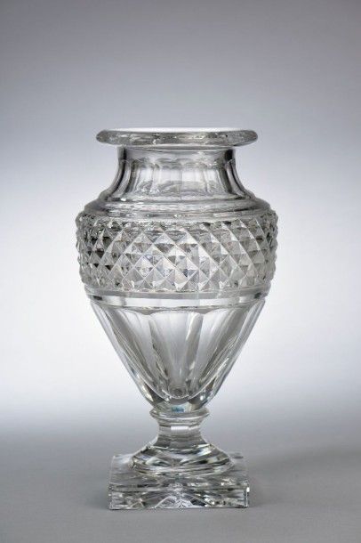 null SAINT-LOUIS. Vase modèle "Empire" en cristal taillé de pointes de diamant (petits...