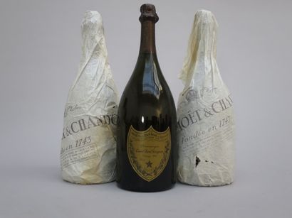 null Trois magnums de champagne DOM PERIGNON 1970 (une basse) - lot divisé