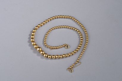null COLLIER de perles en or jaune 18K disposées en chute sur une chaîne à maille...