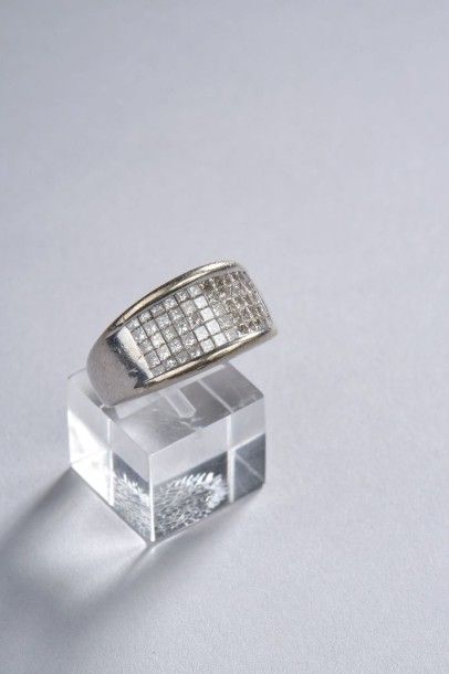 null BAGUE anneau en or gris 18K, la partie supérieure pavée de diamants à serti...