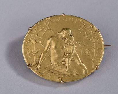 null BROCHE médaillon en or jaune 18K sertie d'une médaille «L' Amour Console l'Humanité»...