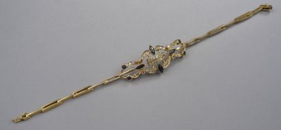 null BRACELET en or jaune 18K à plaque centrale ajourée sertie de diamants et saphirs.
Long.:...