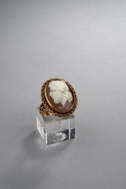 null BAGUE en or jaune 18K partiellement ajouré. Le chaton ovale bordé d'une chaînette...