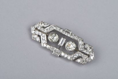 null BROCHE plaque géométrique or gris 18K et platine pavée de diamants taille ancienne...