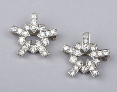 null Paire de petites BROCHES en or gris 18K et platine en forme d'hexagone à cinq...