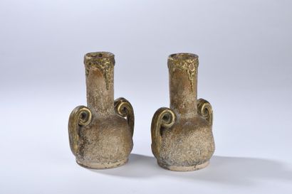 null Paire de vases à haut col et anses à enroulement en céramique émaillée ocre,...