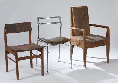 Roger LANDAULT (1919-1983) Prototype de chaise en hêtre garni de cuir fauve, le bandeau...