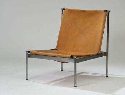 Roger LANDAULT (1919-1983) Chauffeuse à structure en acier chromé, l'assise et le...