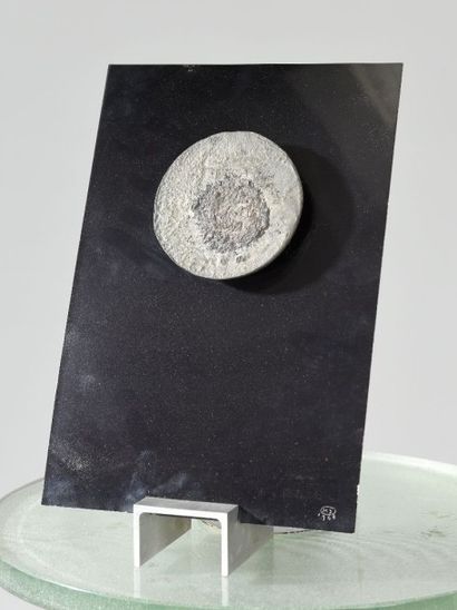 Serge MOUILLE (1922-1988) 
Médaille de bronze à l'imitation du quartz, fixée sur...