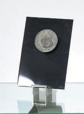 Serge MOUILLE (1922-1988) 
Médaille de bronze à l'imitation du quartz, fixée sur...