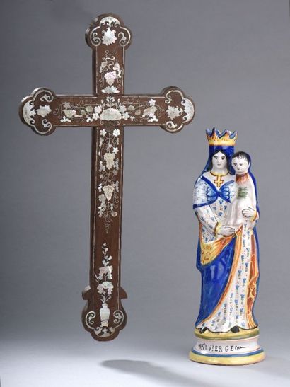 null Crucifix en bois de fer à décor floral en nacre incrustée (manque). Indochine,...
