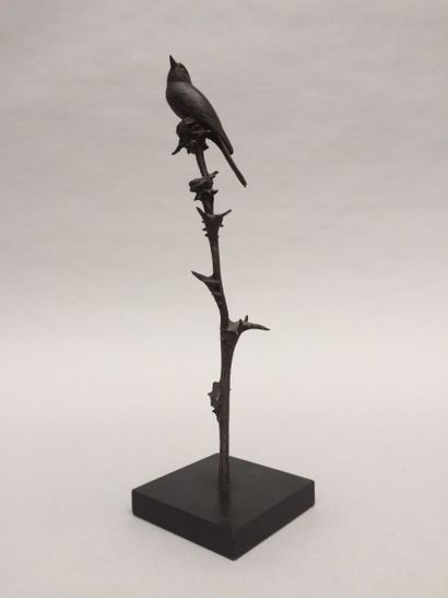 null André Vincent BECQUEREL (1893-1981). Petit oiseau au sommet d'une branche. Bronze...