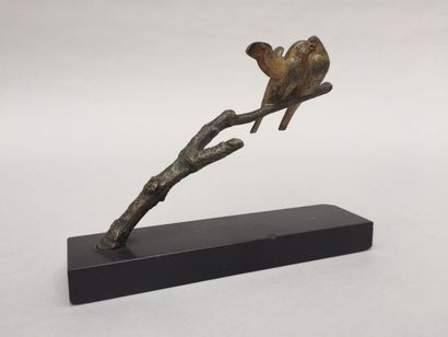 null D'après André Vincent BECQUEREL (1893-1981). Oiseau se bécotant. Bronze patiné...