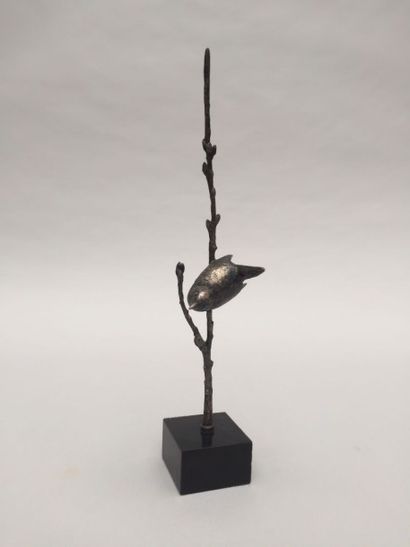 null André Vincent BECQUEREL (1893-1981). Petit oiseau sur une branche. Bronze à...