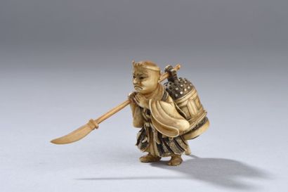 null Netsuke en ivoire finement sculpté d'un soldat portant avec sa lance une cloche....