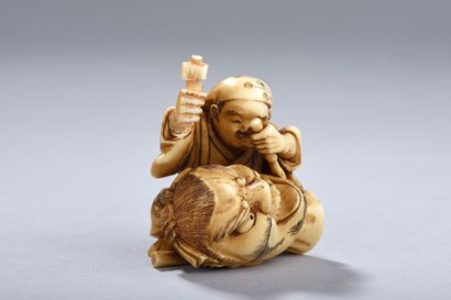 null Okimono, netsuke en ivoire représentant un artisan en train de sculpter la tête...