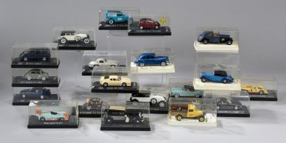 null SOLIDO. Ensemble de dix-neuf modèles réduits d'automobiles dans leur coffret...