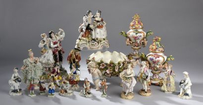 null Ensemble en porcelaine polychrome des XIX et XXème siècle principalement de...
