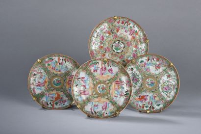 null Quatre assiettes en porcelaine à décor émaillé polychrome de scènes de palais....