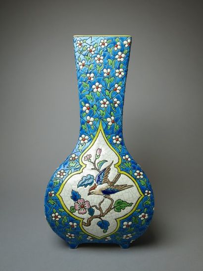 null Sarreguemines. Vase à décor émaillé sur fond turquoise d'oiseaux blanchis. 