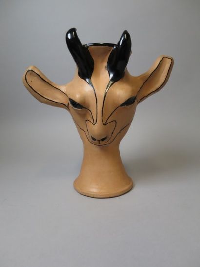 null Jean MARAIS. Vase "tête de chèvre" en céramique beige et noir. Signé. 