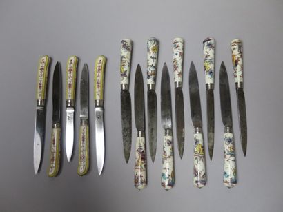 null Ensemble de quatorze couteaux ( neuf + cinq) à lames en métal et manche en porcelaine....