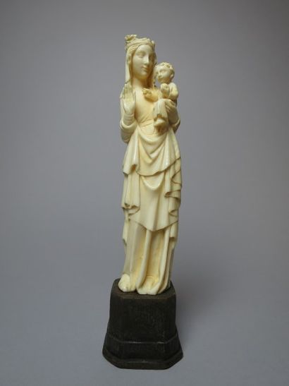 null Vierge à l'enfant en ivoire. XIXe siècle. 