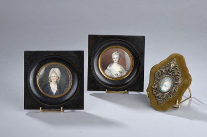 null Deux miniatures, l'une portrait présumé de la reine Charlottre l'autre une élégante...