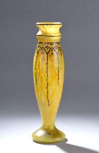 null LEGRAS. Vase balustre, le col à double étranglement en verre marmoréen jaune,...