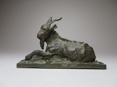 null Chèvre en bronze sculpté à patine brune. 