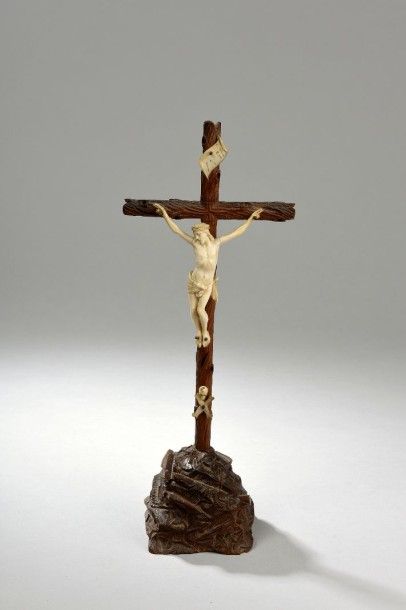 null Crucifix en ivoire sur acier et golgotha en bois sculpté. XIXe siècle. Haut....