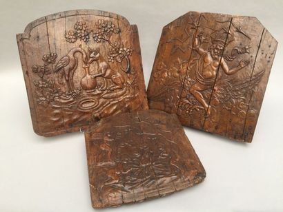 null Trois panneaux de bois sculpté : allégorie de l'Hiver, illustration d'une fable...