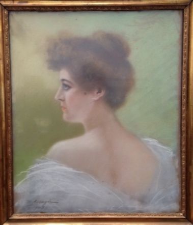 null Margueritte BECAGLI(XIXe - XXe siècle). Portrait en buste d'une femme à la robe...