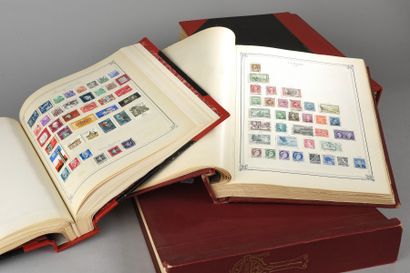null Ensemble de cinq albums de timbres comprenant un album de timbres incomplet...
