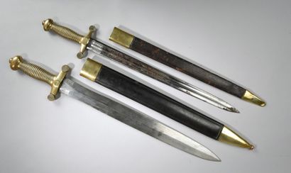 null Deux petites épées, une datée 1814 et l'autre ayant la lame gravée de motifs...