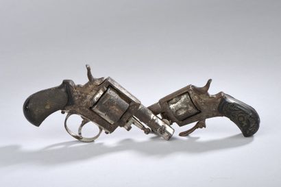 null Lot de 2 revolvers, type bull dog. Dans l'état vers 1880.Expert : Monsieur Gaëtan...