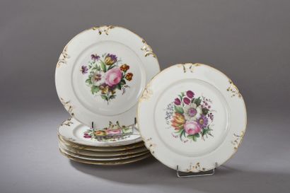 null Suite de seize assiettes plates en porcelaine à décor peint de fleurs polychromes,...