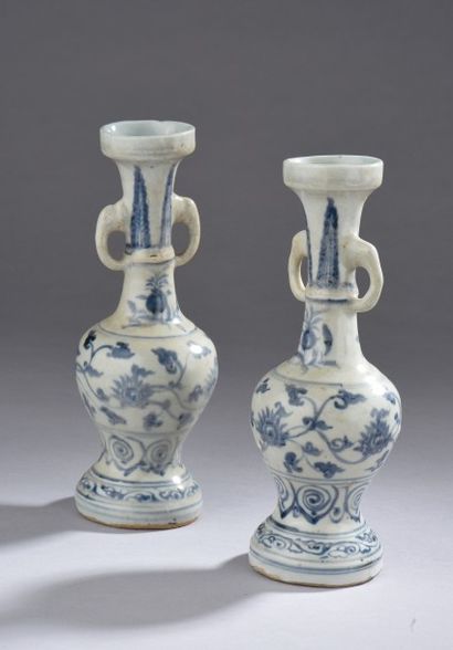 null Paire de vases balustre à haut col et anses en céramique à décor végétal en...