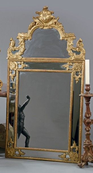 null Grand miroir à fronton en bois mouluré, sculpté et redoré, l'encadrement à parcloses....