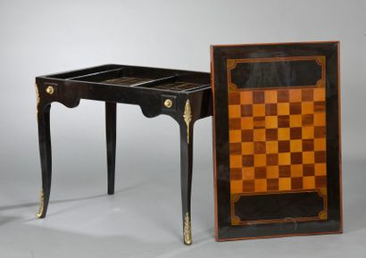 null Table à jeux en bois noirci et teinté. Le plateau réversible présente un damier...