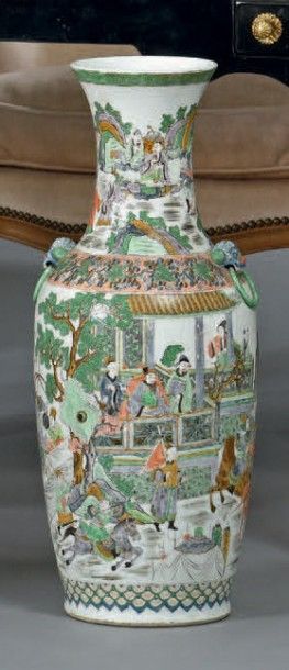 null Vase balustre en porcelaine blanche décorée en émaux polychromes de personnages...