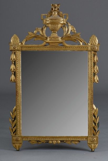 null Grand miroir à fronton en bois sculpté, stuqué et doré.
L'encadrement à frise...