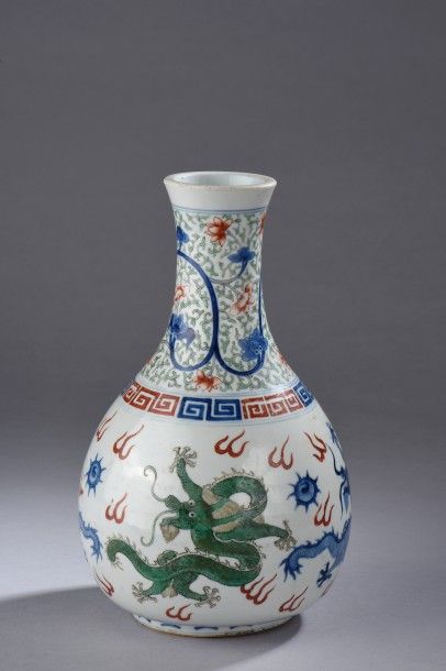 null Vase de forme bouteille en porcelaine décorée en bleu sous couverte et émaux...