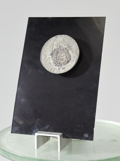 null Serge MOUILLE (1922-1988). Médaille de bronze à l’imitation du quartz, fixée...
