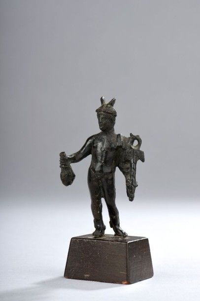 null Statuette représentant le dieu Mercure nu, tenant la bourse et le caducée. Bronze....