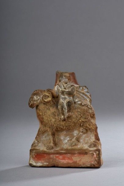 null Lécythe plastique représentant un jeune garçon (Dionysos?) assis sur un bélier....